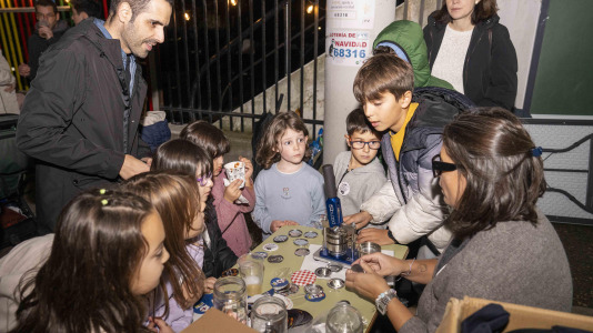 Raciones de castañas a un solo euro, chocolate caliente y mucha música amenizaron la jornada en el barrio