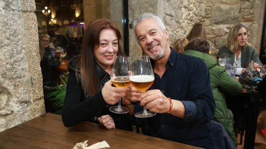 Clientes disfrutando de la fiesta de apertura