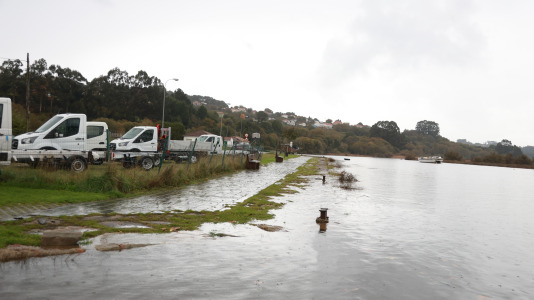 Los comerciantes se preparan para impedir que el agua entre en sus negocios