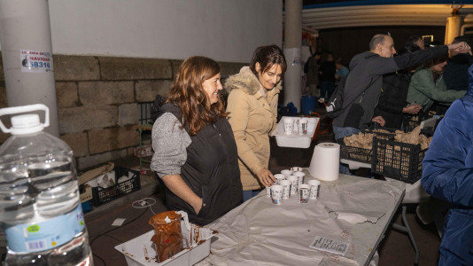 Raciones de castañas a un solo euro, chocolate caliente y mucha música amenizaron la jornada en el barrio
