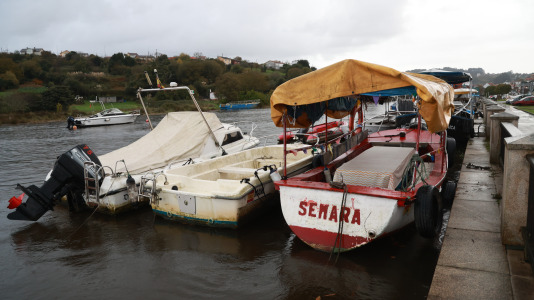 Los comerciantes se preparan para impedir que el agua entre en sus negocios