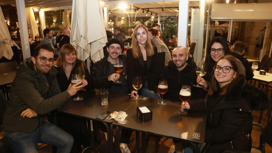 Clientes disfrutando de la fiesta de apertura