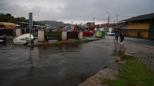 Los comerciantes se preparan para impedir que el agua entre en sus negocios