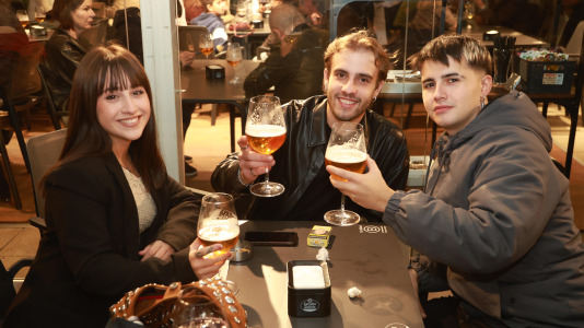 Clientes disfrutando de la fiesta de apertura