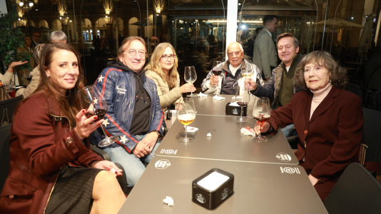 Clientes disfrutando de la fiesta de apertura