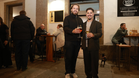 Clientes disfrutando de la fiesta de apertura