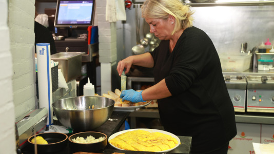 Clientes disfrutando de la fiesta de apertura