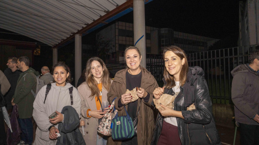 Raciones de castañas a un solo euro, chocolate caliente y mucha música amenizaron la jornada en el barrio