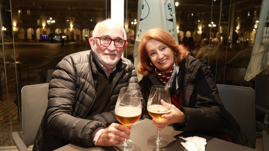 Clientes disfrutando de la fiesta de apertura