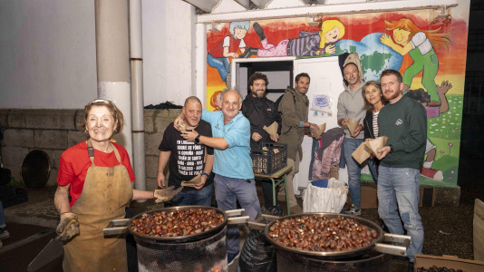 Raciones de castañas a un solo euro, chocolate caliente y mucha música amenizaron la jornada en el barrio