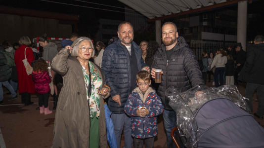 Raciones de castañas a un solo euro, chocolate caliente y mucha música amenizaron la jornada en el barrio