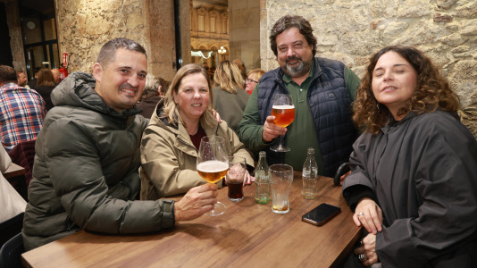 Clientes disfrutando de la fiesta de apertura