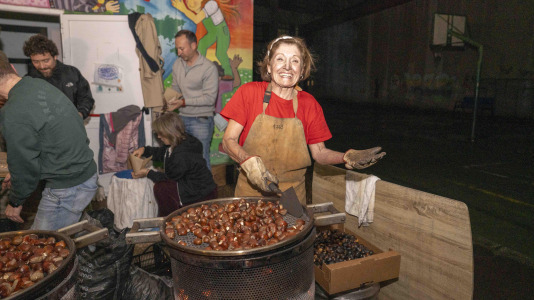 Raciones de castañas a un solo euro, chocolate caliente y mucha música amenizaron la jornada en el barrio