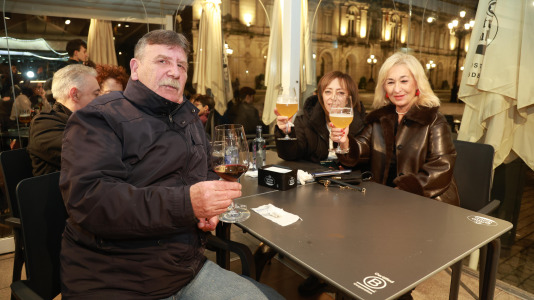 Clientes disfrutando de la fiesta de apertura