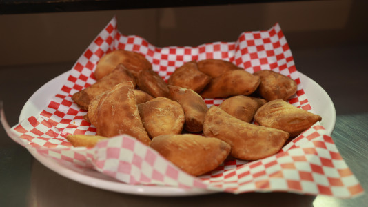 Clientes disfrutando de la fiesta de apertura