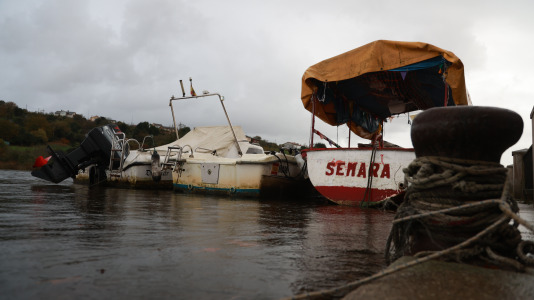 Los comerciantes se preparan para impedir que el agua entre en sus negocios