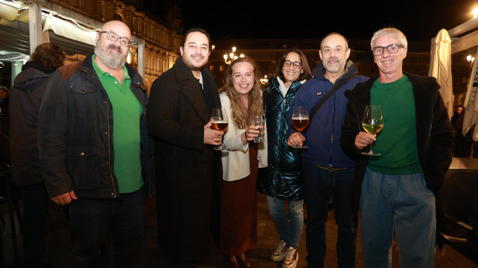 Clientes disfrutando de la fiesta de apertura