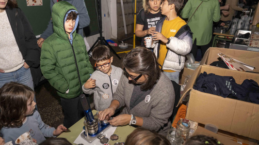 Raciones de castañas a un solo euro, chocolate caliente y mucha música amenizaron la jornada en el barrio