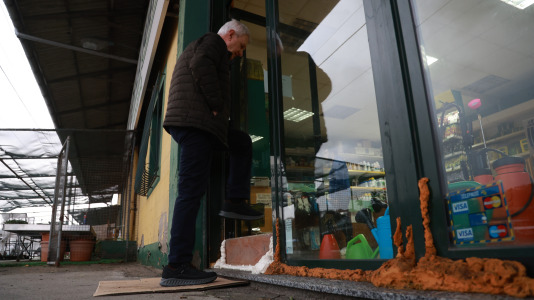Los comerciantes se preparan para impedir que el agua entre en sus negocios