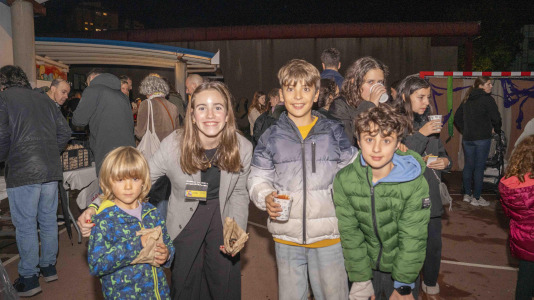 Raciones de castañas a un solo euro, chocolate caliente y mucha música amenizaron la jornada en el barrio