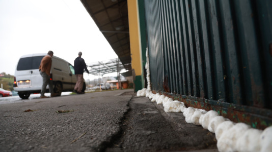 Los comerciantes se preparan para impedir que el agua entre en sus negocios