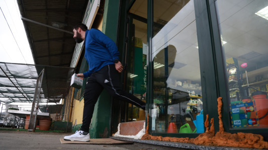 Los comerciantes se preparan para impedir que el agua entre en sus negocios