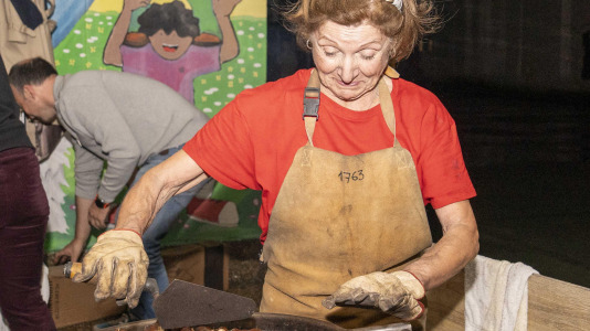 Raciones de castañas a un solo euro, chocolate caliente y mucha música amenizaron la jornada en el barrio