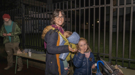 Raciones de castañas a un solo euro, chocolate caliente y mucha música amenizaron la jornada en el barrio