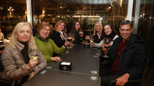 Clientes disfrutando de la fiesta de apertura