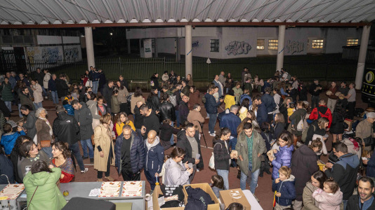 Raciones de castañas a un solo euro, chocolate caliente y mucha música amenizaron la jornada en el barrio