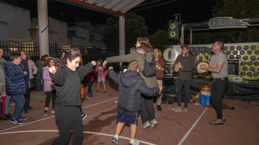 Raciones de castañas a un solo euro, chocolate caliente y mucha música amenizaron la jornada en el barrio