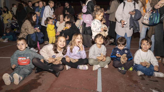 Raciones de castañas a un solo euro, chocolate caliente y mucha música amenizaron la jornada en el barrio