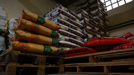 Los comerciantes se preparan para impedir que el agua entre en sus negocios