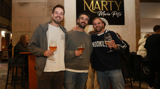 Clientes disfrutando de la fiesta de apertura