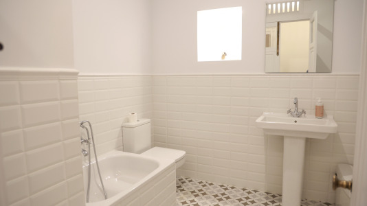 Mientras que el segundo piso del número 4 de Payo Gómez, donde Picasso tenía su vivienda, se ha mantenido intacto, el resto de la casa se ha sometido a una profunda remodelación