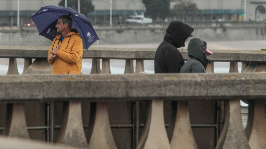 El temporal dejó alertas en el mar y el interior, con fuerte vientos de más de 75 kilómetros por hora