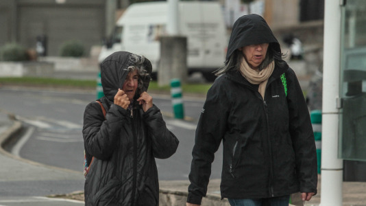 El temporal dejó alertas en el mar y el interior, con fuerte vientos de más de 75 kilómetros por hora