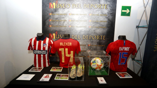 'Mujeres, leyendas del deporte' recoge 70 piezas deportivas, objetos icónicos y materiales históricos de Alexia Putellas, Carolina Marín, Simone Biles o las coruñesas Sofía Toro, Julia Benedetti y Elena Roca