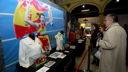 'Mujeres, leyendas del deporte' recoge 70 piezas deportivas, objetos icónicos y materiales históricos de Alexia Putellas, Carolina Marín, Simone Biles o las coruñesas Sofía Toro, Julia Benedetti y Elena Roca