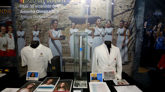 'Mujeres, leyendas del deporte' recoge 70 piezas deportivas, objetos icónicos y materiales históricos de Alexia Putellas, Carolina Marín, Simone Biles o las coruñesas Sofía Toro, Julia Benedetti y Elena Roca