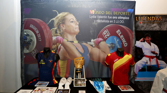 'Mujeres, leyendas del deporte' recoge 70 piezas deportivas, objetos icónicos y materiales históricos de Alexia Putellas, Carolina Marín, Simone Biles o las coruñesas Sofía Toro, Julia Benedetti y Elena Roca