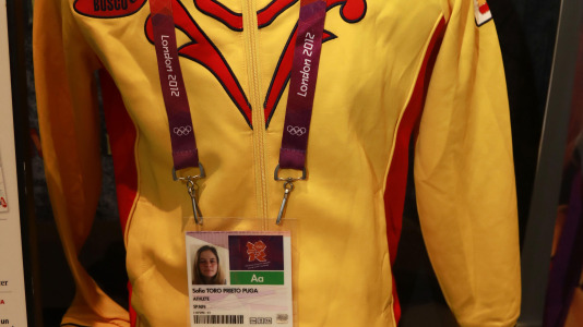 'Mujeres, leyendas del deporte' recoge 70 piezas deportivas, objetos icónicos y materiales históricos de Alexia Putellas, Carolina Marín, Simone Biles o las coruñesas Sofía Toro, Julia Benedetti y Elena Roca