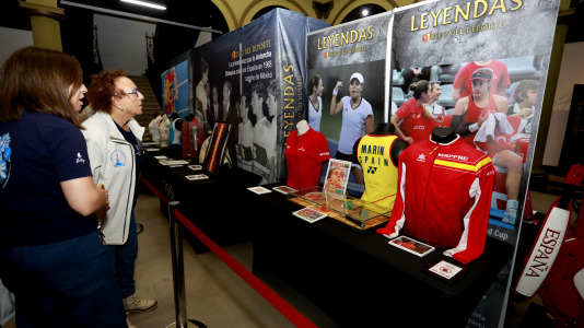 'Mujeres, leyendas del deporte' recoge 70 piezas deportivas, objetos icónicos y materiales históricos de Alexia Putellas, Carolina Marín, Simone Biles o las coruñesas Sofía Toro, Julia Benedetti y Elena Roca