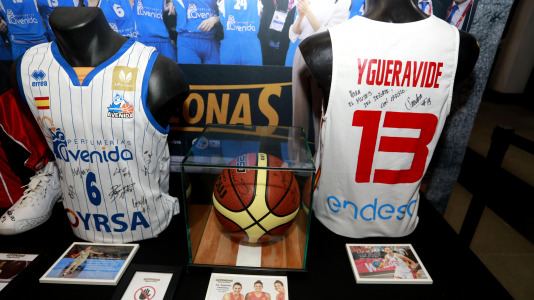 'Mujeres, leyendas del deporte' recoge 70 piezas deportivas, objetos icónicos y materiales históricos de Alexia Putellas, Carolina Marín, Simone Biles o las coruñesas Sofía Toro, Julia Benedetti y Elena Roca