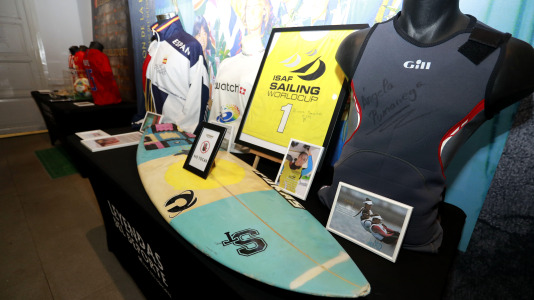 'Mujeres, leyendas del deporte' recoge 70 piezas deportivas, objetos icónicos y materiales históricos de Alexia Putellas, Carolina Marín, Simone Biles o las coruñesas Sofía Toro, Julia Benedetti y Elena Roca