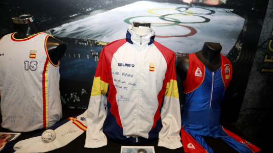 'Mujeres, leyendas del deporte' recoge 70 piezas deportivas, objetos icónicos y materiales históricos de Alexia Putellas, Carolina Marín, Simone Biles o las coruñesas Sofía Toro, Julia Benedetti y Elena Roca