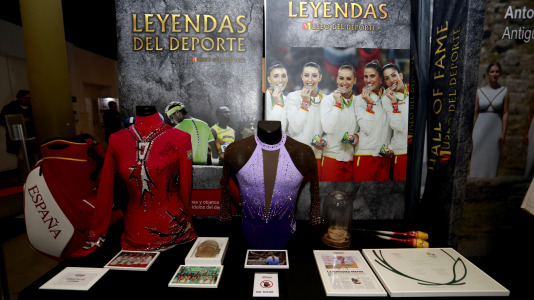 'Mujeres, leyendas del deporte' recoge 70 piezas deportivas, objetos icónicos y materiales históricos de Alexia Putellas, Carolina Marín, Simone Biles o las coruñesas Sofía Toro, Julia Benedetti y Elena Roca