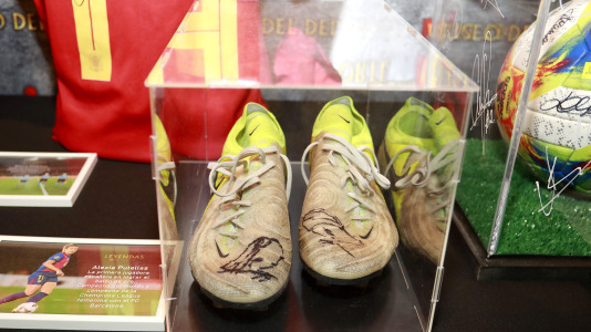 'Mujeres, leyendas del deporte' recoge 70 piezas deportivas, objetos icónicos y materiales históricos de Alexia Putellas, Carolina Marín, Simone Biles o las coruñesas Sofía Toro, Julia Benedetti y Elena Roca