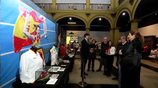 'Mujeres, leyendas del deporte' recoge 70 piezas deportivas, objetos icónicos y materiales históricos de Alexia Putellas, Carolina Marín, Simone Biles o las coruñesas Sofía Toro, Julia Benedetti y Elena Roca