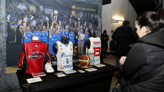 'Mujeres, leyendas del deporte' recoge 70 piezas deportivas, objetos icónicos y materiales históricos de Alexia Putellas, Carolina Marín, Simone Biles o las coruñesas Sofía Toro, Julia Benedetti y Elena Roca